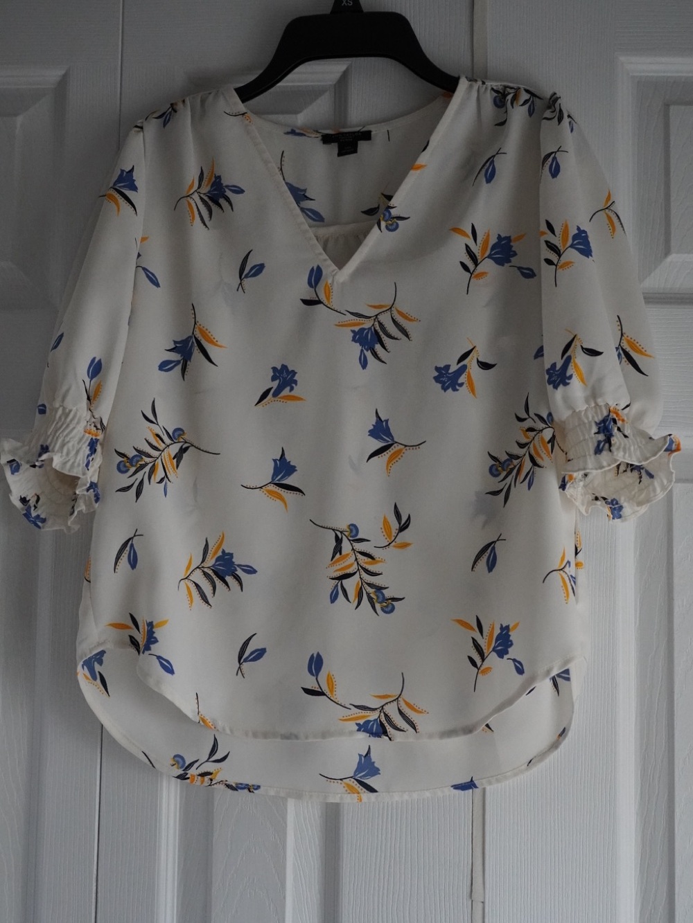 Ann Taylor Petite Floral V-Neck Blouse – XSP